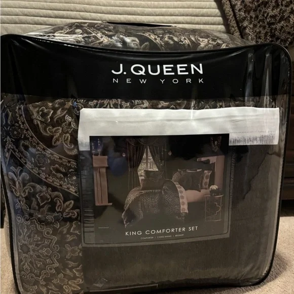 Luxurious Paisley Comforter Set in Brown and Cream